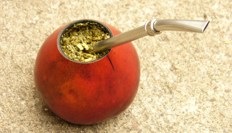Yerba_mate_en_calabacín_o__poro_