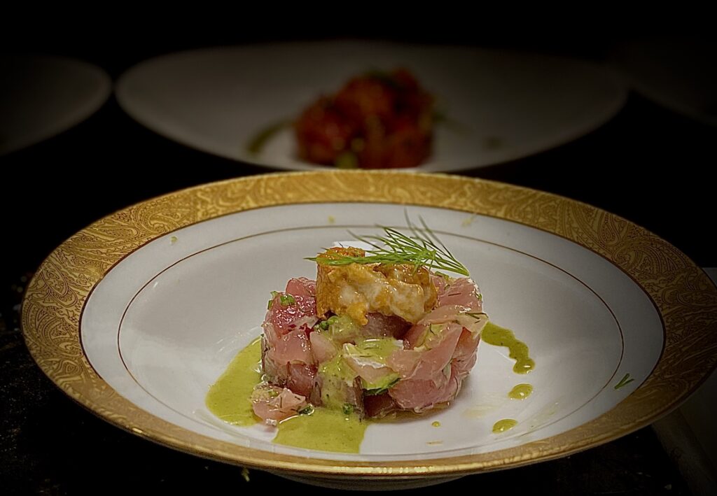 Tartar de Atum com Uni (ovas de ouriço do mar) e molho de erva mate