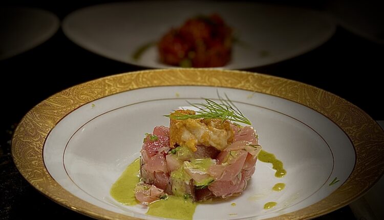 Tartar de Atum com Uni (ovas de ouriço do mar) e molho de erva mate