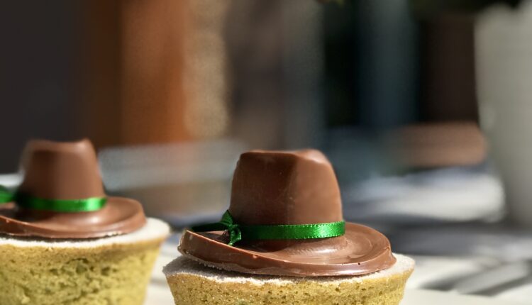 Cupcake de erva-mate com chapéu de chocolate