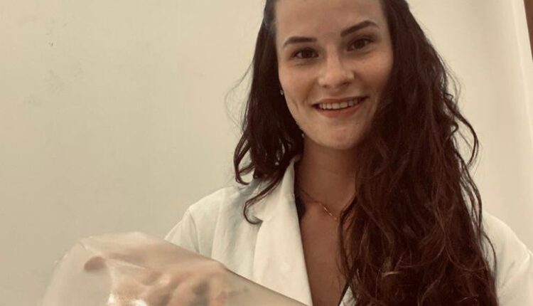 Mestranda Eduarda Krebs com biofilme